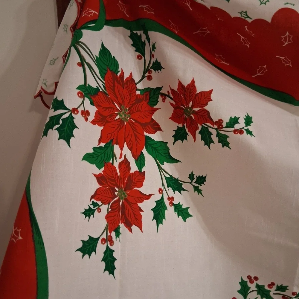 Vtg Christmas Scalloped Hem Tablecloth 50x68